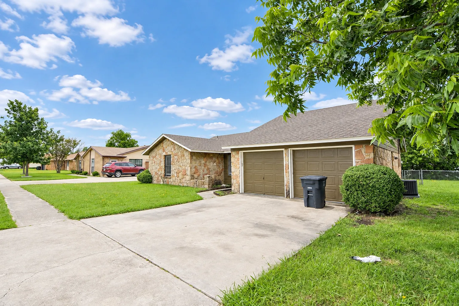 2504 Greenbriar Dr, Killeen — Photo 2