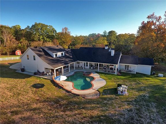 3rd image of 207 Pearce Rd