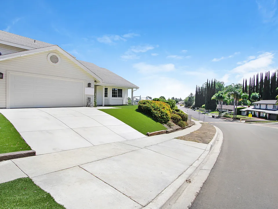 15015 Aqueduct Ln