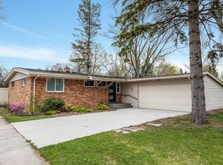 982 Brooklawn Dr, Troy, MI 48084