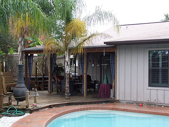 Large open deck w/ built in seating