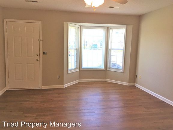 3rd image of 805 Valley Oak Dr