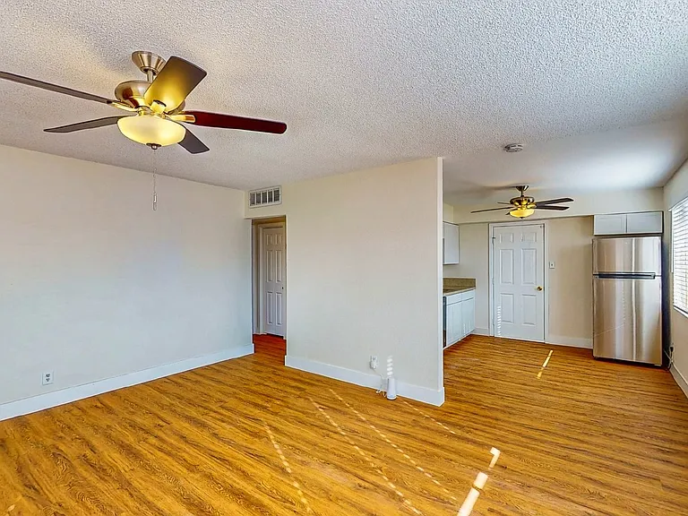 1302 Rexford Pl — Photo 2