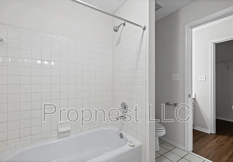 807 Barrington Woods Cv — Photo 4