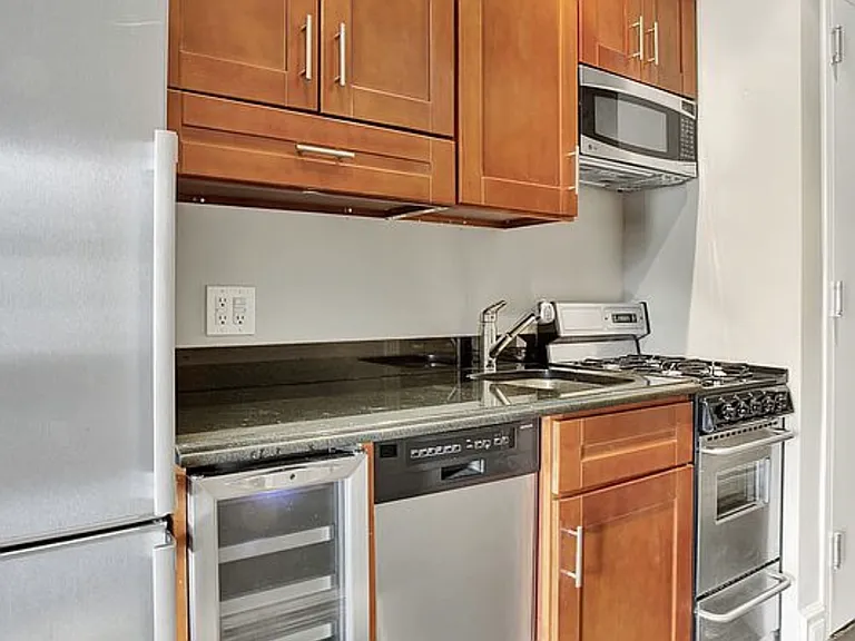 444 W 52nd St #2W — Photo 3