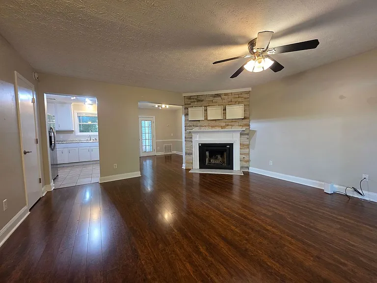 2507 Queen Anne Ct — Photo 3