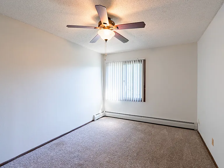 Eagan, MN Glen Pond Apartments | Bedroom