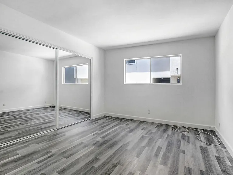 1342 Wellesley Ave — Photo 8