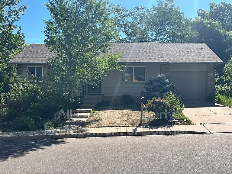 1040 Ithaca Dr — Photo 1