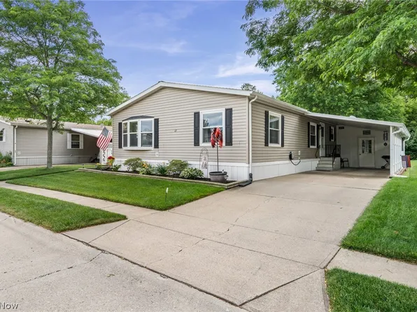 43 Periwinkle Dr, Olmsted Falls, OH 44138