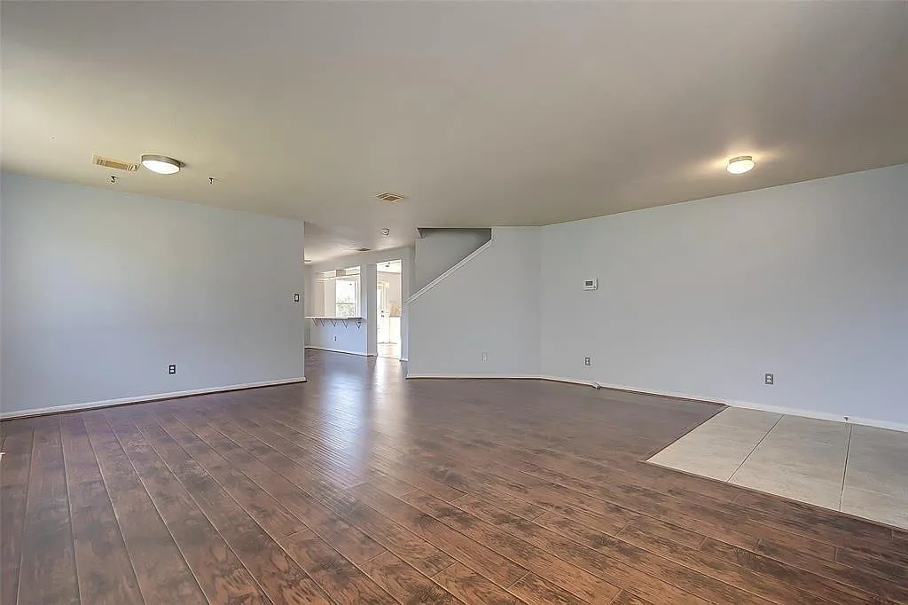 4 bed, 2.5 bath, 2840 sqft, $2,295 — Photo 3