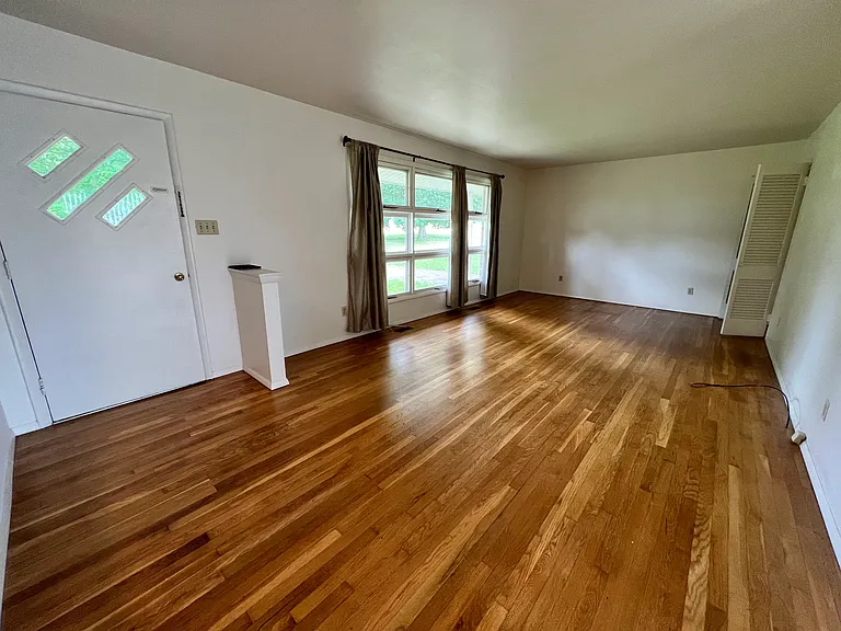 101 Londonderry Rd — Photo 4