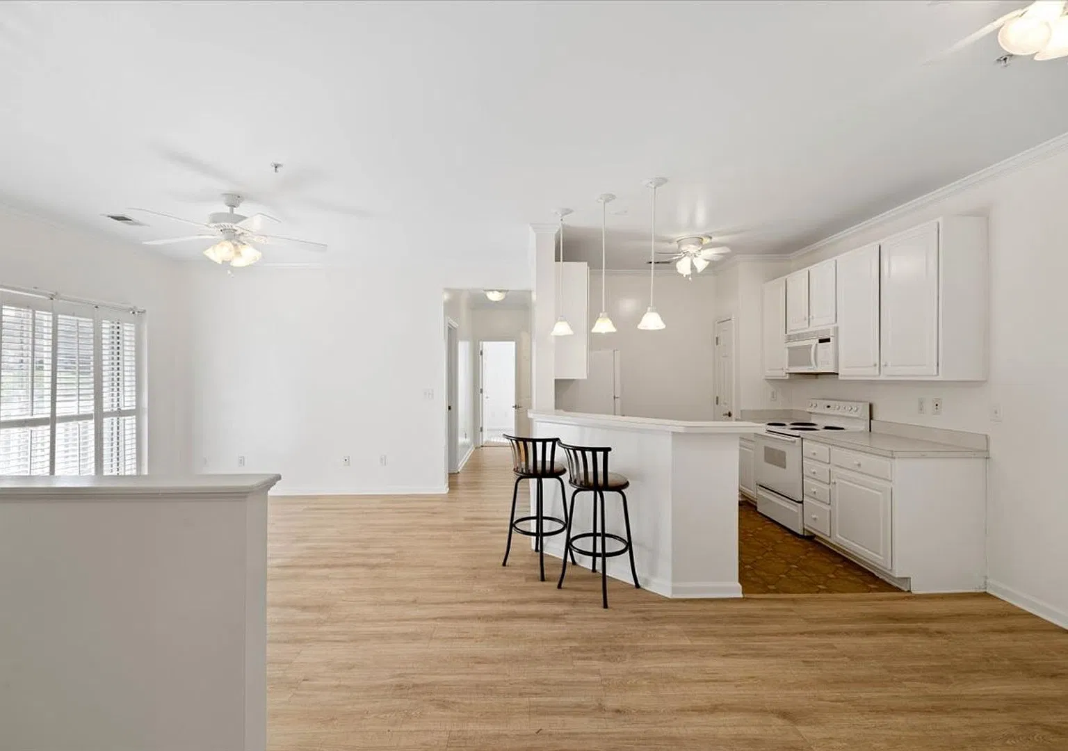 Spacious Condo in Knollwood Pool, Gym and Clubhouse Access! — Photo 1