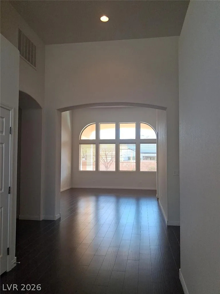 3 bed, 3.0 bath, 3035 sqft, $3,300 — Photo 3
