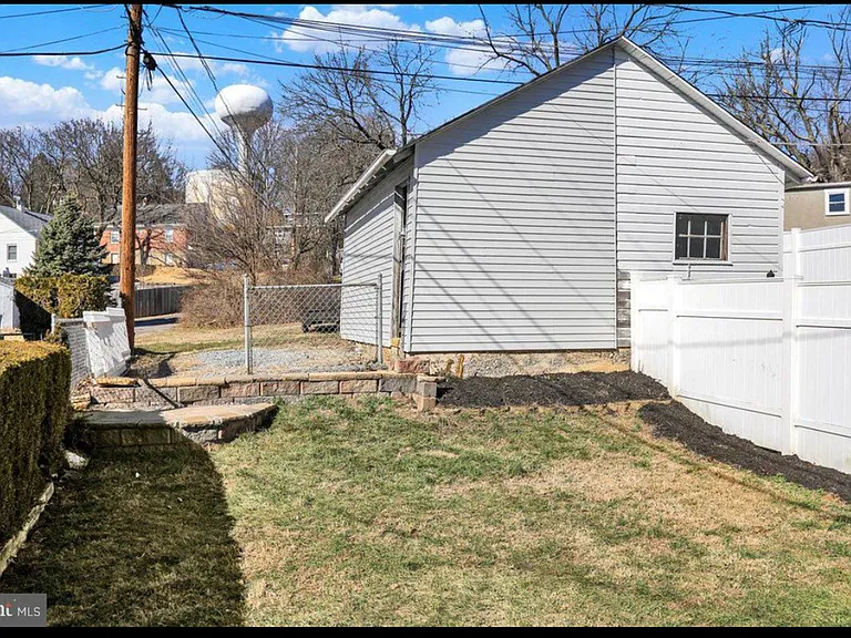 2133 Fairview St — Photo 13