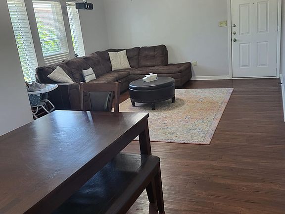 4th image of 901 Balcones Dr