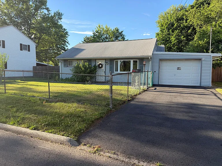 21 Knollwood Rd E — Photo 3