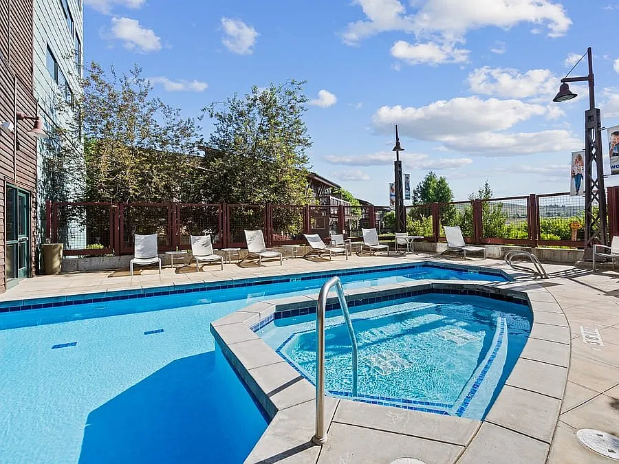 Indoor / Outdoor Pool / Hot Tub