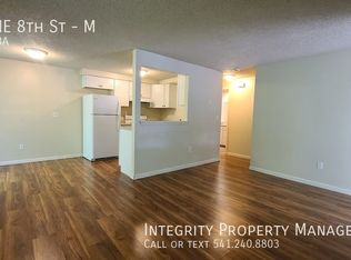 704 NE 8th St APT M, Grants Pass, OR 97526