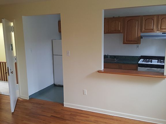 2nd image of 521 Putnam Ave #3