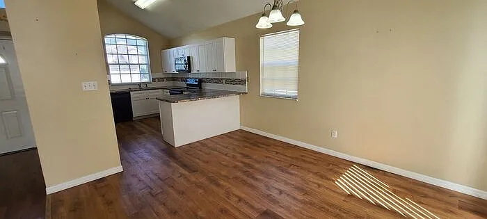 2411 Berkshire Ct — Photo 6