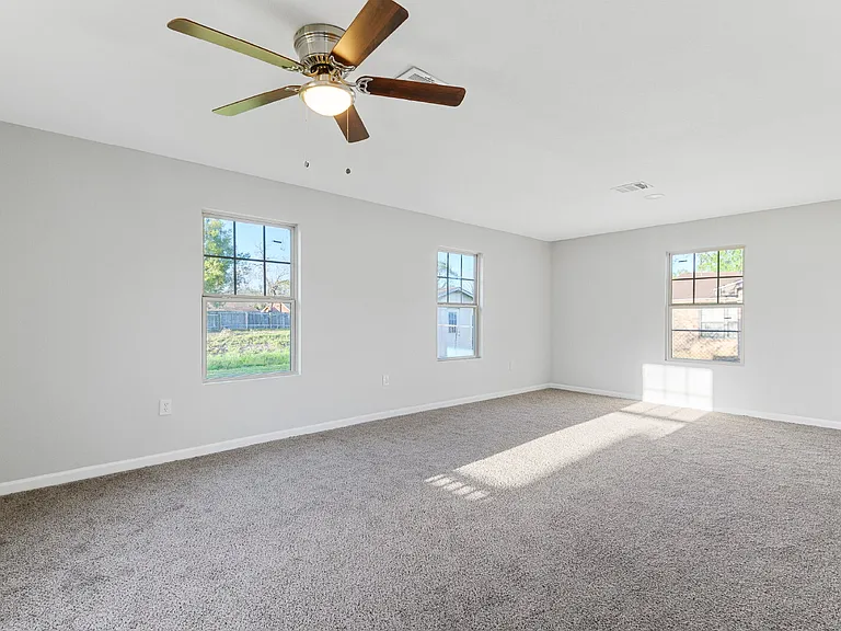 986 Dewalt St — Photo 2