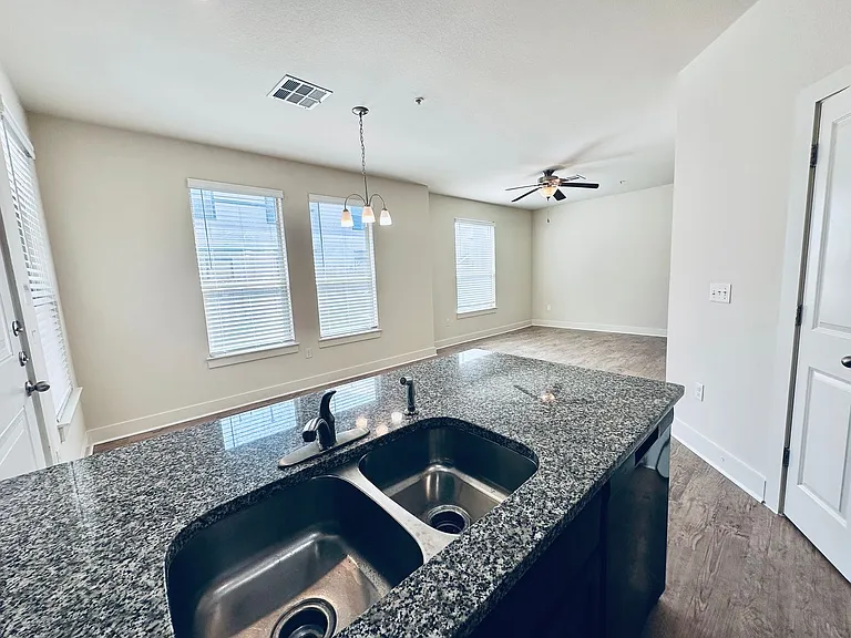 2216 Creekside Ln — Photo 9