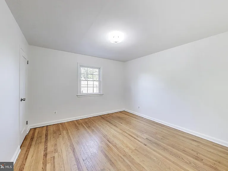 1716 E West Hwy #1716 — Photo 12