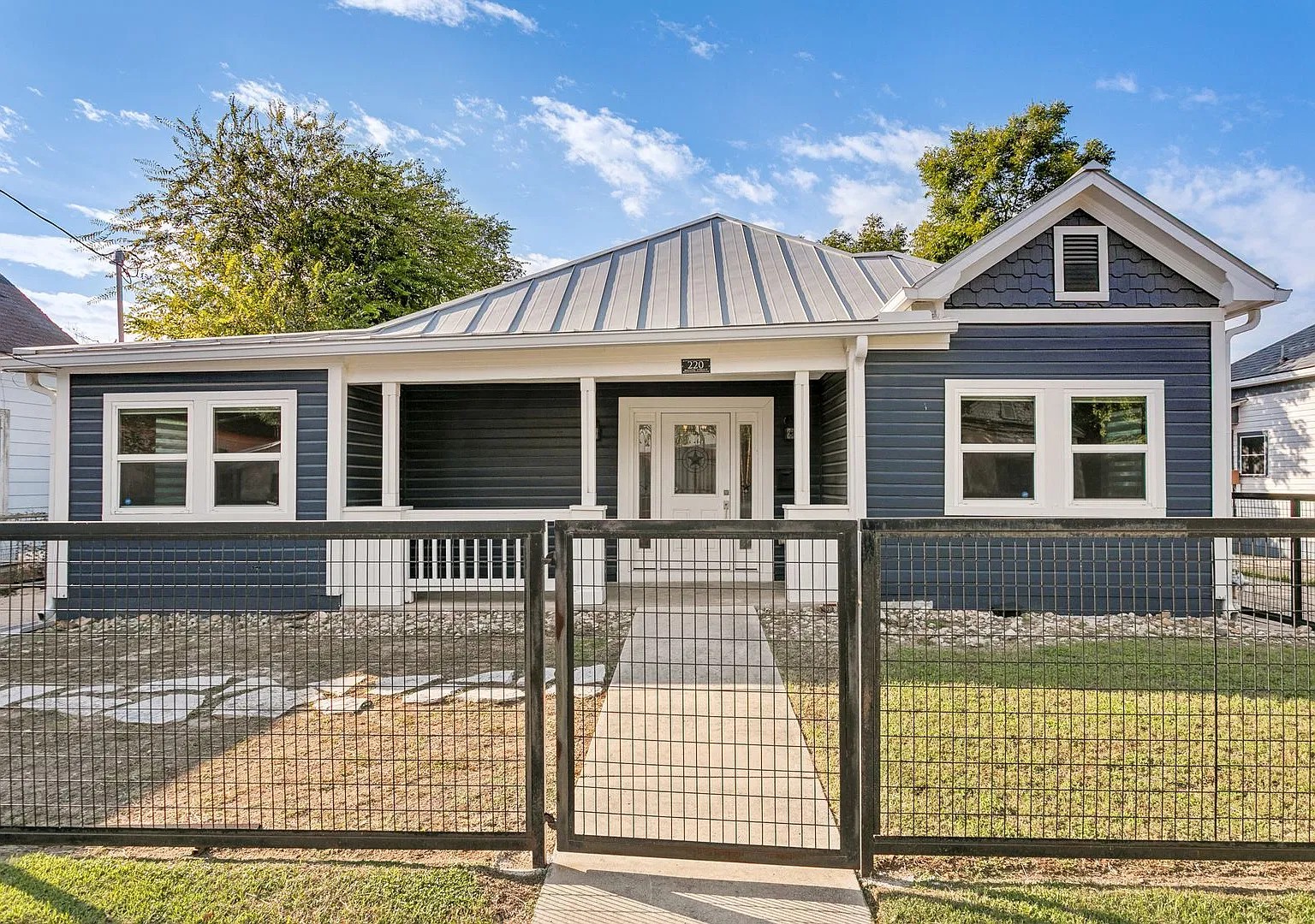 Renovated 3-Bedroom Home Walking Distance To Pearl — Photo 1
