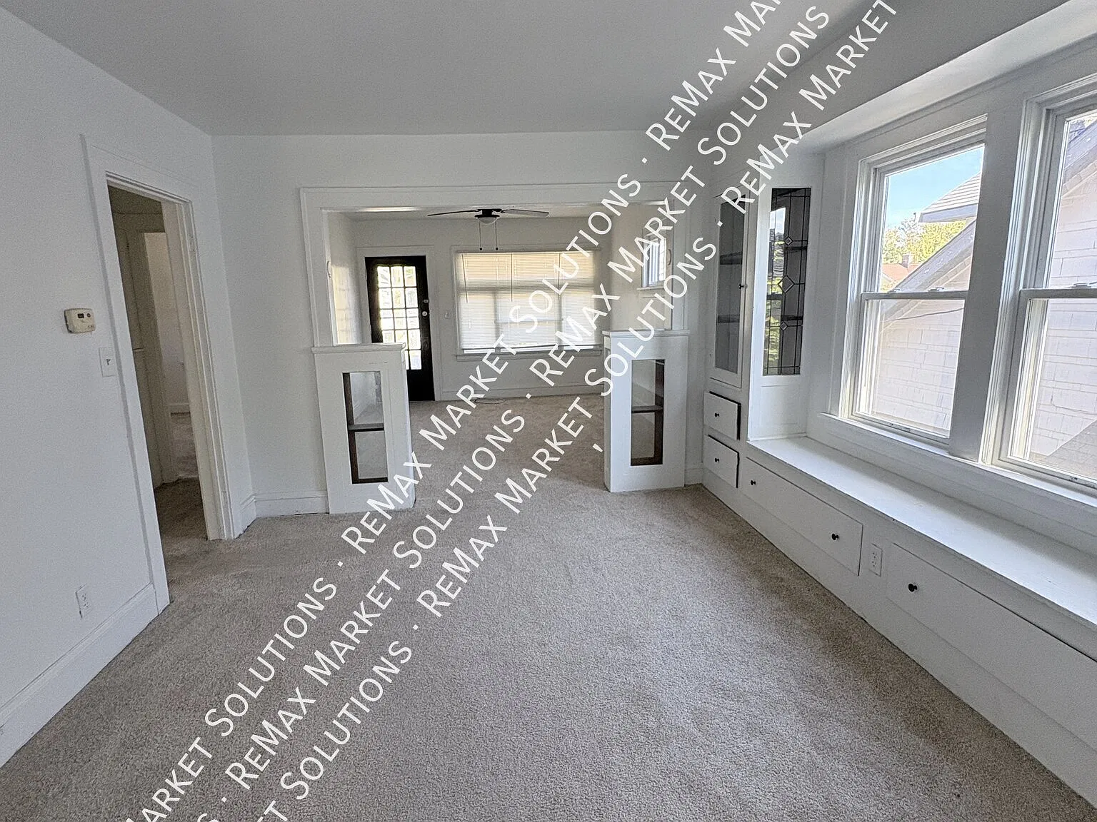 Updated 2-Bedroom Upper Unit! — Photo 4