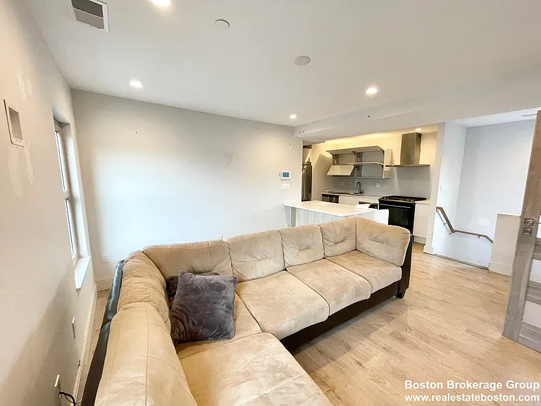 118 Buttonwood St #3 — Photo 3