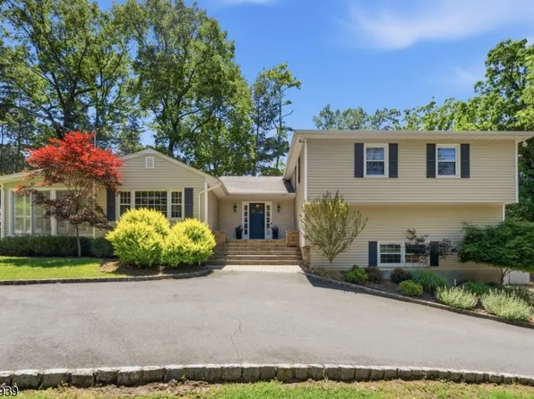 12 Wildwood Dr, North Caldwell Boro, NJ 07006