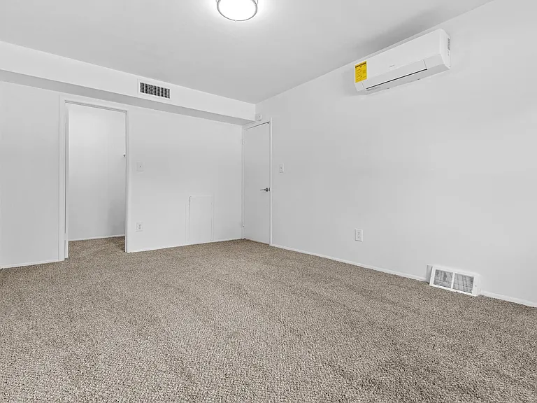 Carriage Park Apartments - Dearborn Heights, MI — Photo 16