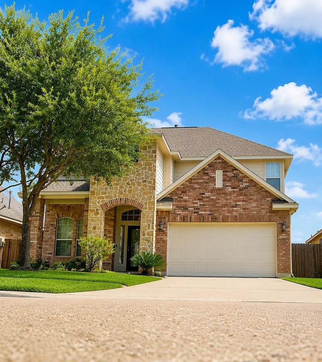 3 bed, 2.5 bath, 2441 sqft, $2,450 — Photo 2
