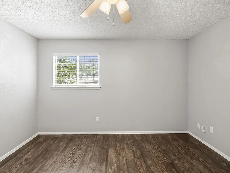 Awesome open Studio Apartments Close to Downtown — Photo 22