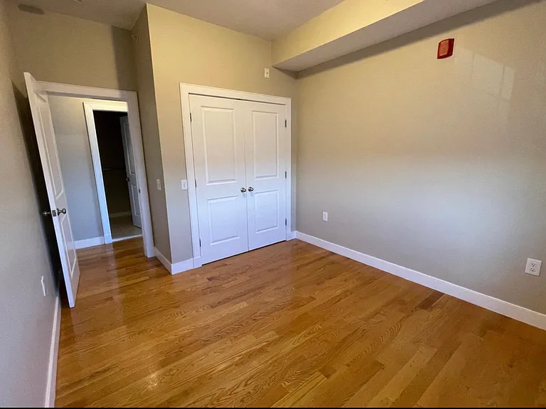 122 W Broadway #6 — Photo 6