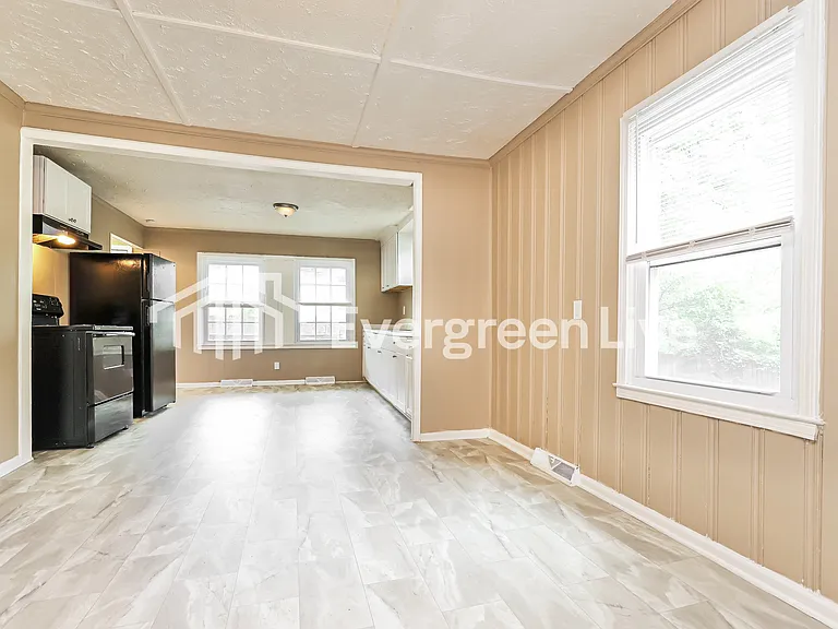 1900 Marion St — Photo 6
