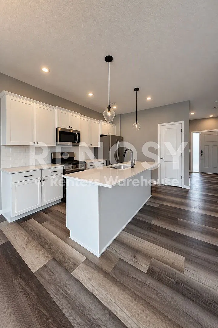 Available October 10/16 3 Bedroom 2.5 Bath — Photo 2