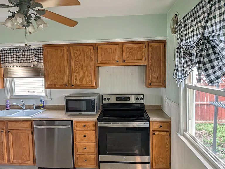 1436 Curtis Ave — Photo 6