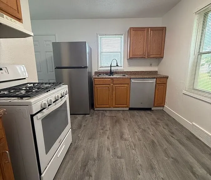 9525 Charlotte St — Photo 3