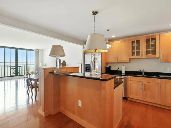 1025 Maxwell Lane image 4 of 33