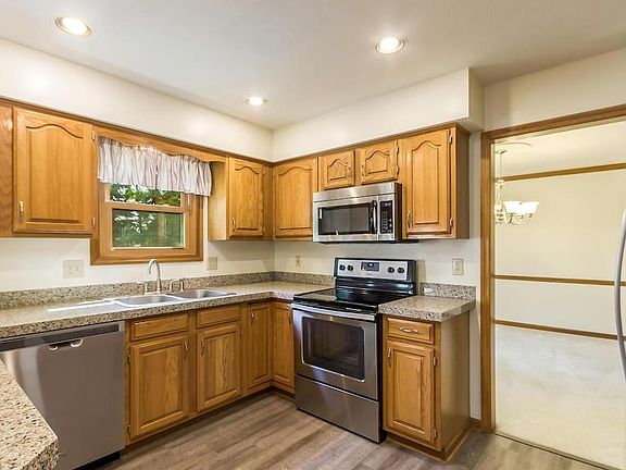 4th image of 2309 Gershwin Ave