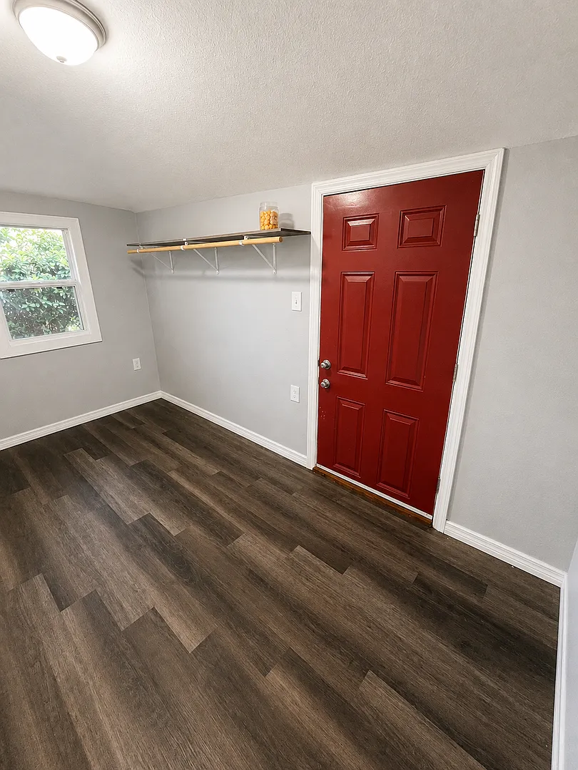 Gorgeous 3br/2ba Near Downtown W/ Garage & 3 Carports! — Photo 4