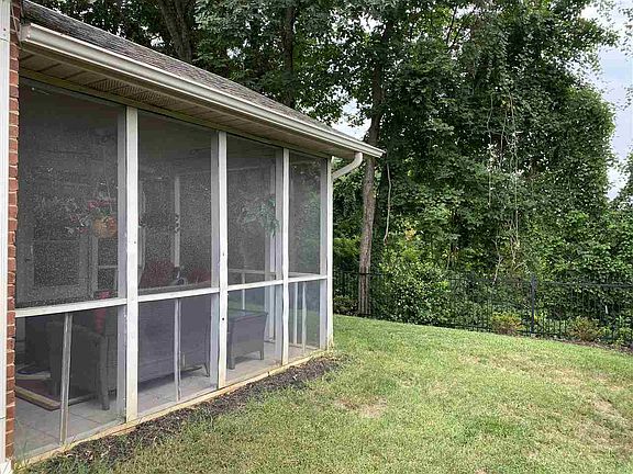 3rd image of 427 Lochmere Dr