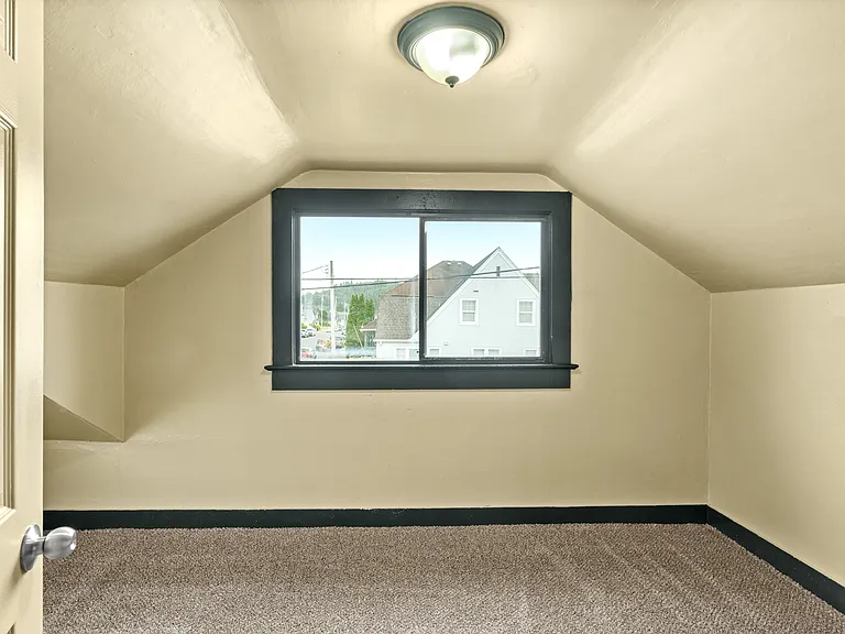 121 N D St — Photo 9