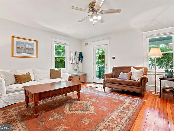 3rd image of 8 Hewett Rd