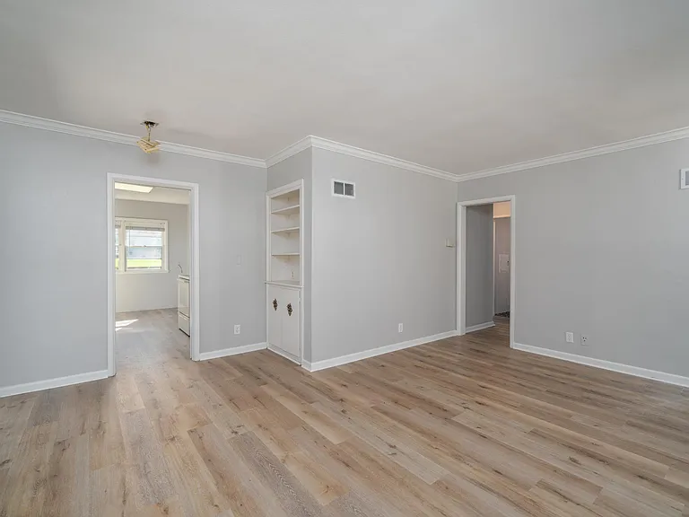 2424 S Center Ave — Photo 6