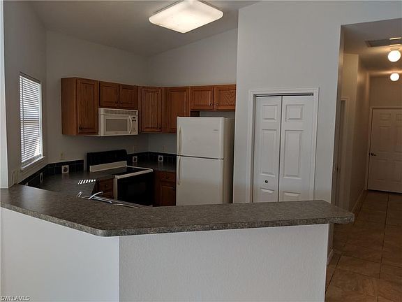 4th image of 832 SW 47th Ter