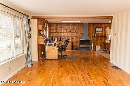 4th image of 327 Woodward St