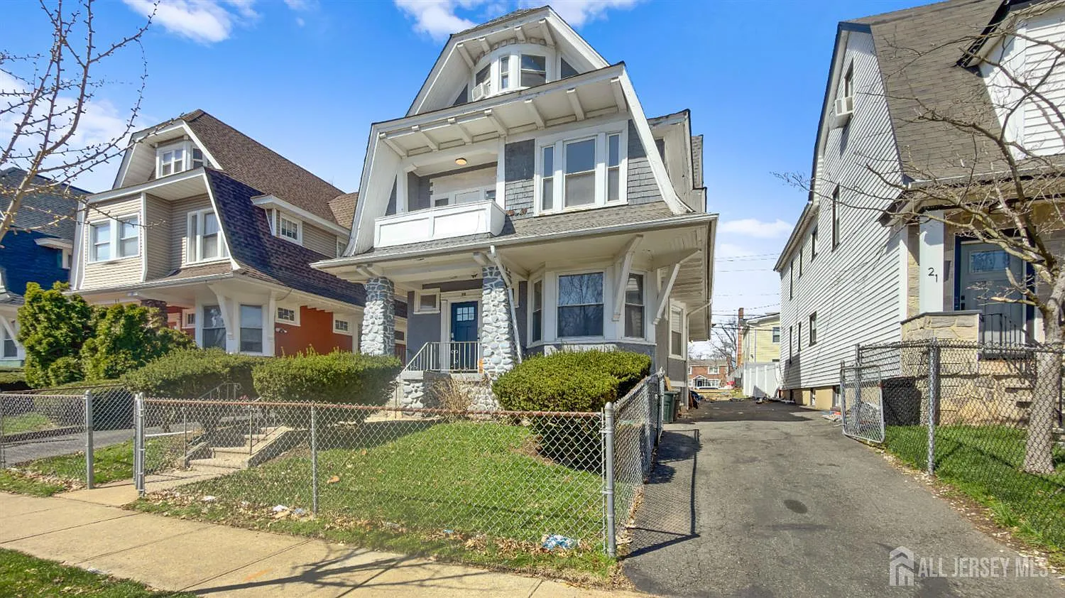 3 bed, 1.0 bath, 3068 sqft, $2,700 — Photo 1